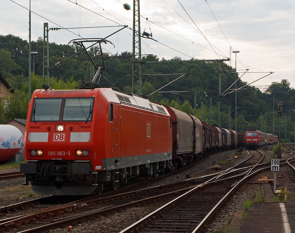 Zugbegeung am 15.08.2012 beim Bahnhof Betzdor (Sieg): Die 185 063-5 der DB Schenker Rail zieht einen gedeckten Coilzug in Richtung Siegen, Im Sandwich (111 079-0 zieht und 111 010 schieb) der RE 9  (Rhein-Sieg-Express) Siegen - Kln - Aachen fhrt in Richtung Kln.