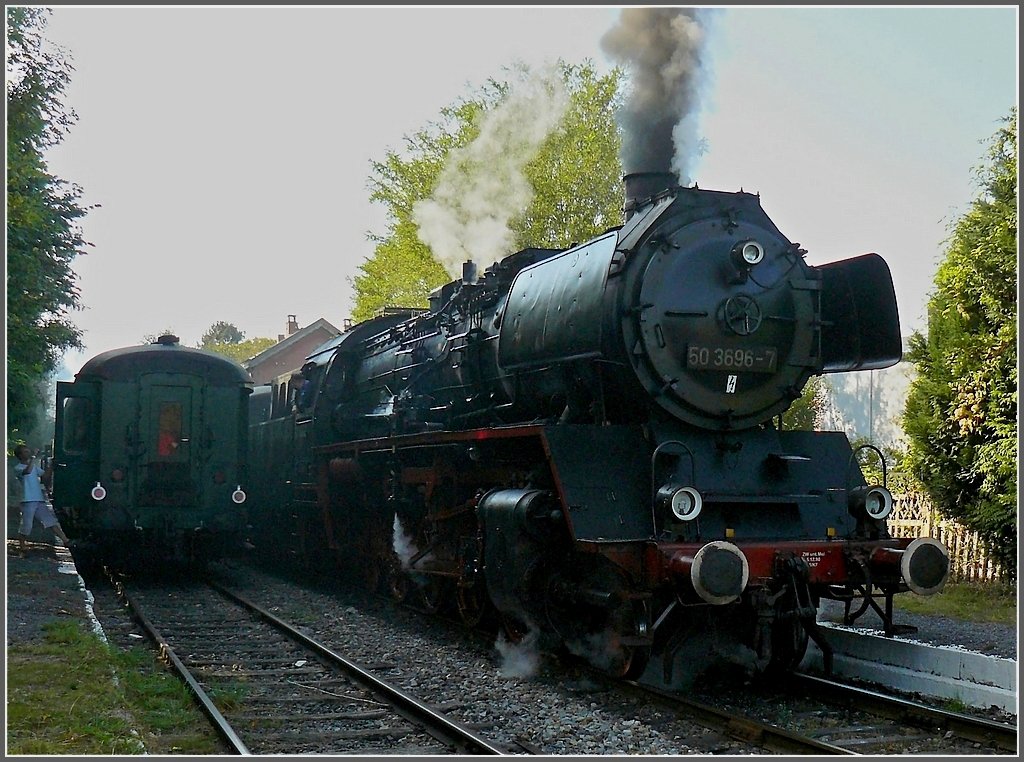 Zugbegnung auf halber Museumsstrecke. Die Dampflok 50 3696-7 fotografiert bei der Einfahrt in den Bahnhof Olloy-sur-Viroin am 27.09.09. Diese Lok wurde 1939 von Krupp gebaut und zog Gterzge bis in die 50. Jahre. 1994 kam sie zum belgischen Museumsverein CFV3V. (Hans)