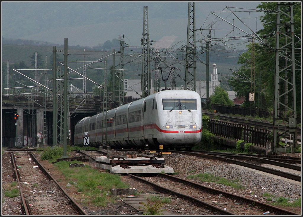 Zugdurchfahrt - 

Ein ICE 1 im Bahnhof Stuttgart-Bad Cannstatt. 

27.04.2011 (M)