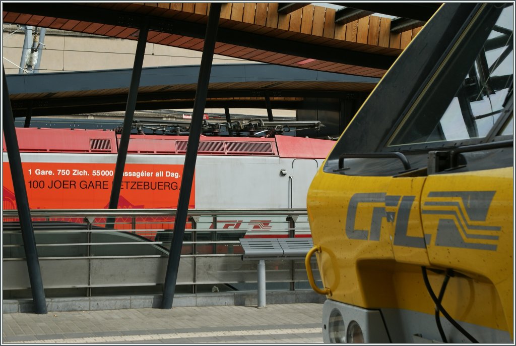 Zugegeben, vom CFL Bahnhof Luxembourg sieht man nur ein paar Bahnsteigdachhaltemasten und andeutungsweise das gewellte Bahnsteigdach selbst, aber man erfhrt interessantes: 
1 Gare. 750 Zich. 55000 Passagiere all Dag. (1 Bahnhof. 750 Zge. 55000 Reisende jeden Tag)
Luxembourg, den 14. Juni 2013