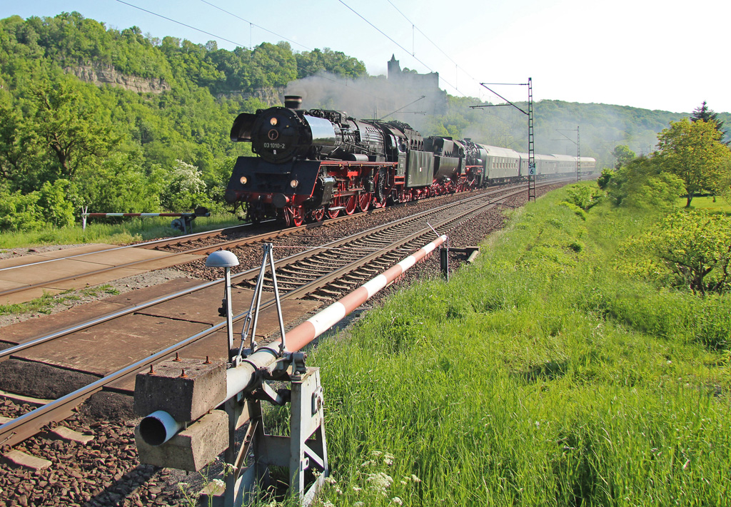 Zugegeben, nicht im optimalen Licht aber die Seltenheit der Bespannung (Tender an Tender) war es mir trotzdem wert das Bild, welches unterhalb der Rudelsburg bei Saaleck entstand, einzustellen. 03 1010-2 und 52 8154-8 ziehen gemeinsam den Sonderzug zur Saaleweinmeile 2013 am Abend des 19.05.2013 wieder zurck nach Halle/Saale und Leipzig.