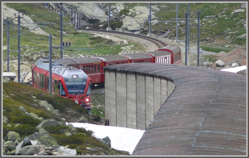 Zugegeben der R1625 mit dem ABe 8/12 ist teilweise verdeckt, was aber angesichts der schlngelnden Liniefhrung am Eingang zur Scala Galerie nicht anders mglich ist. (15.06.2011)
