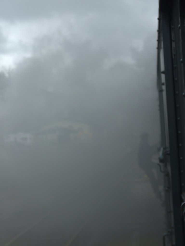 Zugegebenermaen erkennt man nicht viel, aber so ist das eben, wenn man bei der Anfahrt einer Dampflok direkt im 2. Wagen dahinter ist.
Hier steigt noch schnell ein Helfer auf die Lok auf, bevor es aus Gerolstein zum Lokschuppen in Gerolstein geht.
Zuglok war die  Waldbrhl 

Gerolstein, der 3.4.2010 / 15.55 Uhr