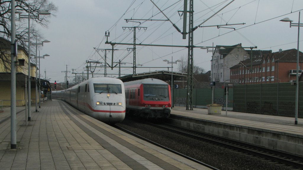 Zugegenungung von einen ICE 2 und einen Rigonal Express in Lehrte am 25.03.2011 in Lehrte.
