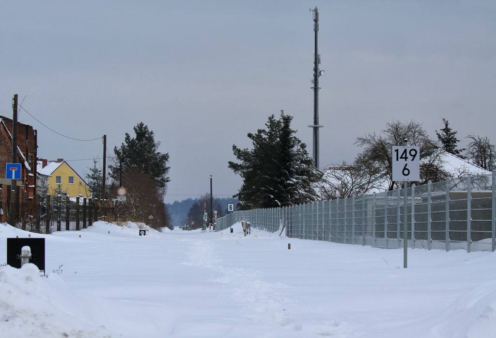 Zugeschneites Bahnhofsgleis vom B des Bahnhofs Torgelow aus gesehen in Richtung Ueckermnde. 01.02.2010