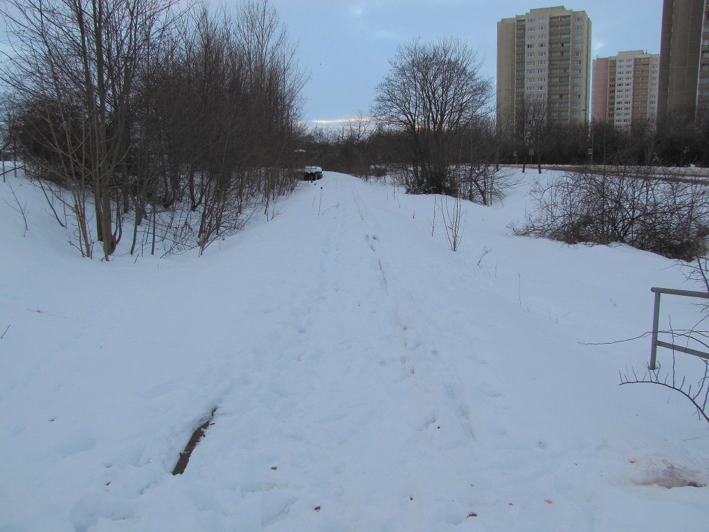 Zugeschneites Gleis der ehemaligen S-Bahn am Moskauer Platz in Erfurt; 02.01.2011
