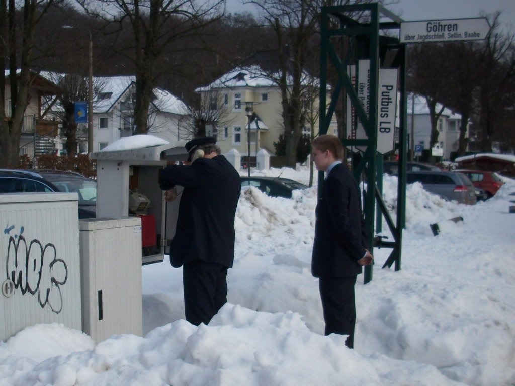 Zugfhrer und Schaffner in Binz,am 06.Februar 2010, bei der Zuglaufmeldung mit dem Zugleiter in Putbus.