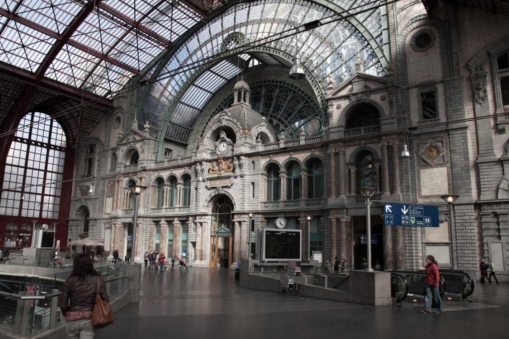 Zughalle im Bahnhof Antwerpen (Station Antwerpen-Centraal).