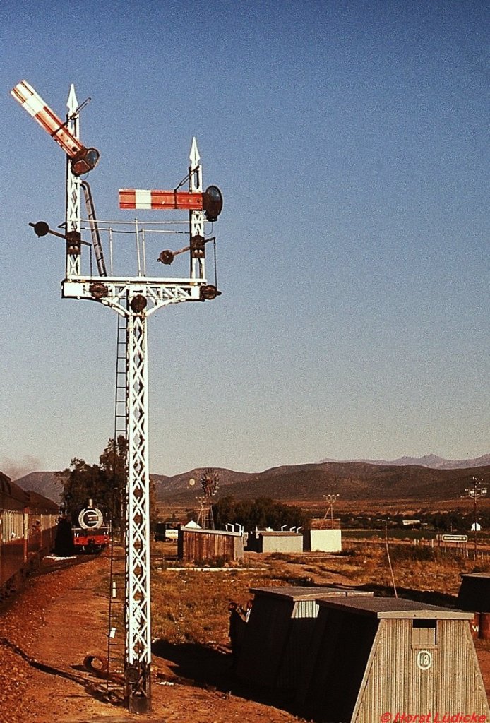 Zugkreuzung auf einer kleinen Station zwischen Klipplaat und Port Elizabeth im November 1976. Auf dem Nebengleis wartet eine 19D.