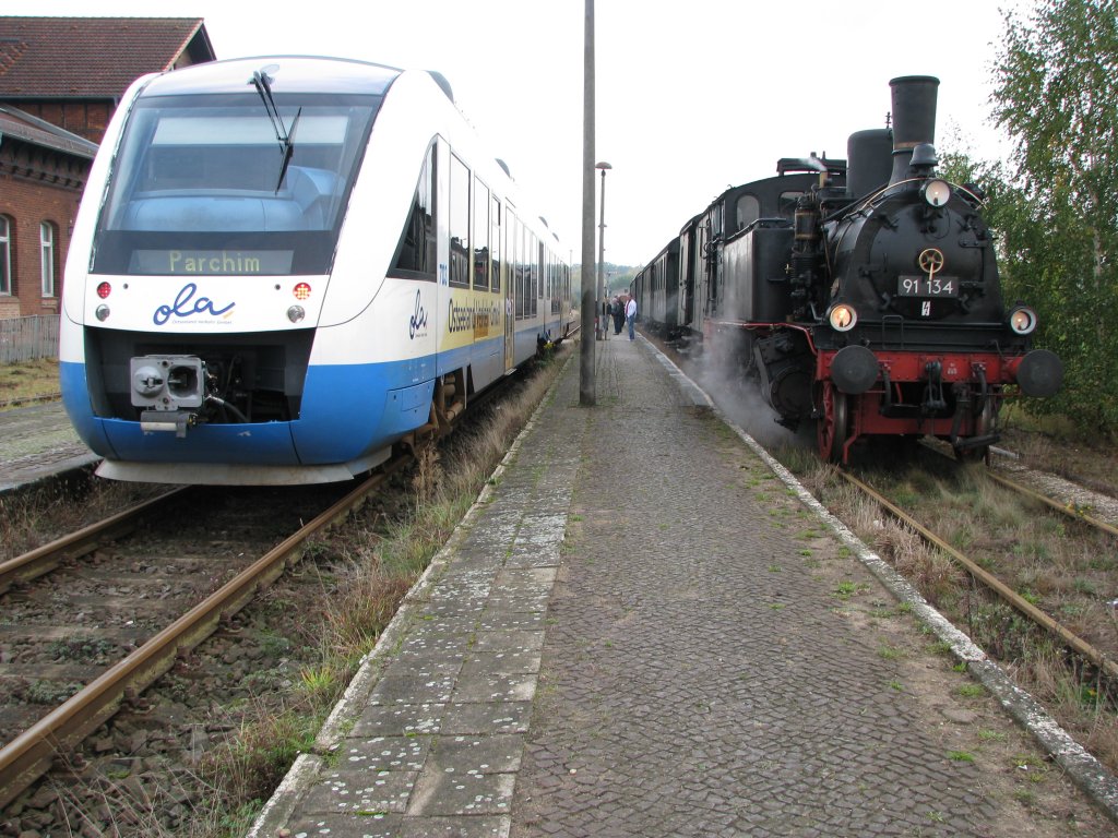 Zugkreuzung im Bahnhof von Chrivitz, ein Sonderzug im Rahmen der Bundesgartenschau auf dem Weg von Parchim nach Schwerin HBF trifft im Bf. Crivitz auf einen TW Lint 703 der OLA