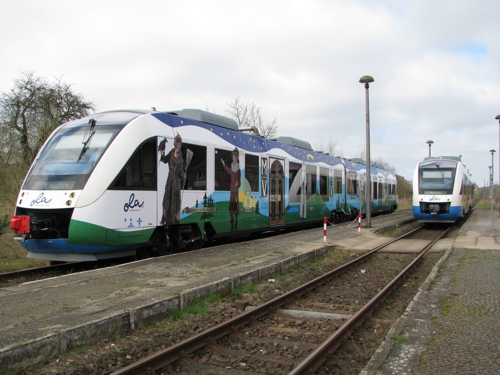 Zugkreuzung im Bahnhof von Crivitz am 10.04.2010 mit den OLA Zgen VT 702 und 703 