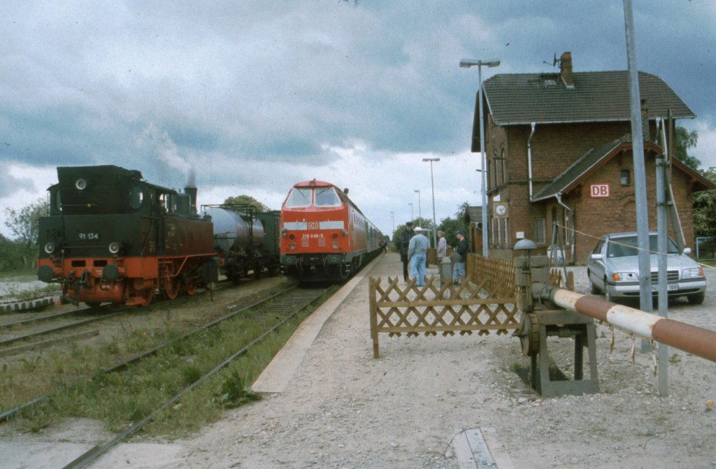 Zugkreuzung im Bahnhof von Gro Brtz an der Strecke Schwerin HBF-Rehna mit 219-096-5 un BR 91134 im Jahre 1994