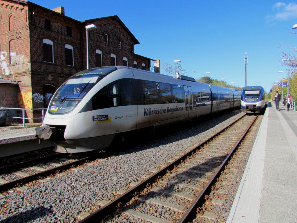 Zugkreuzung im Bahnhof von Pritzerbe an der Strecke Rathenow Brandenburg mit den Talenten 643.21 und Talent 0004 am 13.10.2011
