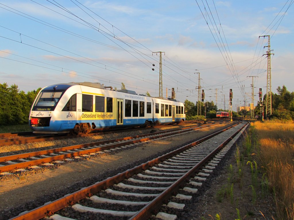 Zugkreuzung im Bahnhof Schwerin G�rries mit dem VT 705 der OLA Schwerin und einm VT 628 aus Richtung Hagenow Stadt am 14.07.2012