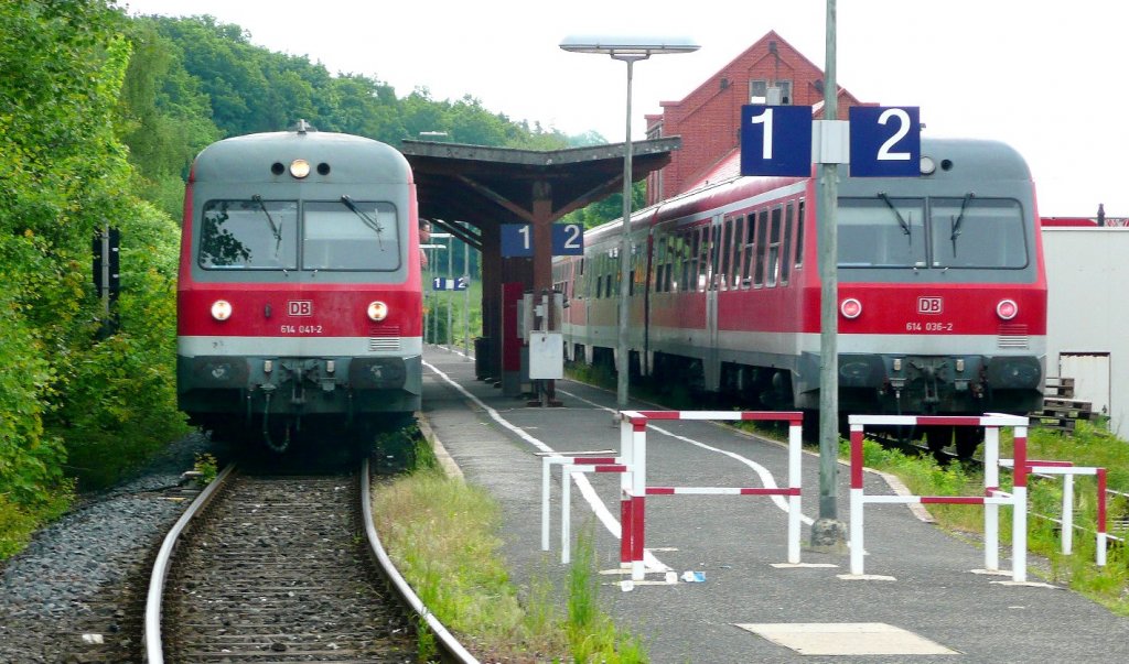 Zugkreuzung im Bahnhof Wilhermsdorf am 20.Mai 2008: 614 041 auf Gleis 1 fhrt nach Markt Erlbach und 614 036 auf Gleis 2 nach Frth.
