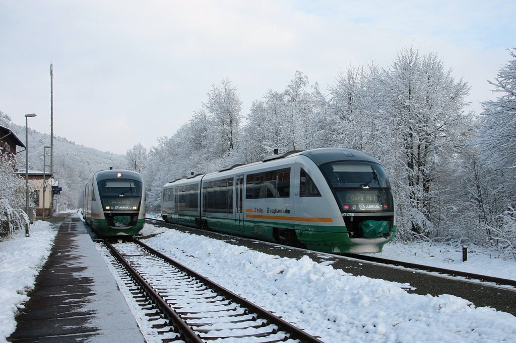 Zugkreuzung im Bf Berga/E. am 27.11.2010 mit VT09 (83163 nach Weischlitz) und VT07 (83166 nach Gera). VT07 wird demnächst sein angestammtes Einsatzgebiet Richtung Liberec verlassen, die Anschriften für den trilex wurden bereits angebracht. 