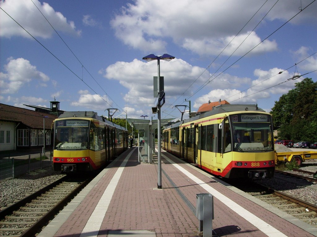 Zugkreuzung in Freudenstadt Stadt, am 01.09.2010. Er ist der h�chste Punkt der Murgtalbahn. Auf Gleis 1 wartet Tw 905 nach Karlsruhe Marktplatz, auf Gleis 2 Tw 888 nach Eutingen (i. G�u) auf seine Ausfahrt. 