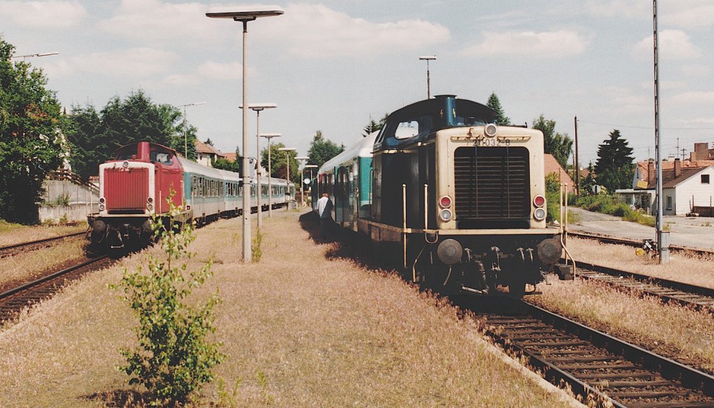 Zugkreuzung in Heroldsberg am 16.6.96. Neben den beiden Hauptgleisen lagen noch 3 weitere Gleise, die dem recht umfangreichen Gterverkehr dienten. Bild 486660 zeigt eine fast identische Situation 11 Jahre spter. 

