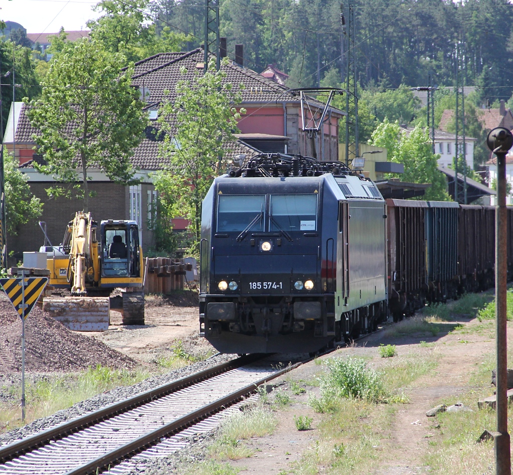 Zugkreuzung in Hnfeld. 185 574-1 (fr CFL Cargo) musste baustellenbedingt auf die Ankunft unseres Sonderzuges aus Gttingen nach Darmstadt-Kranichstein zu den Bahnwelttagen warten. Aufgenommen am 02.06.2011.