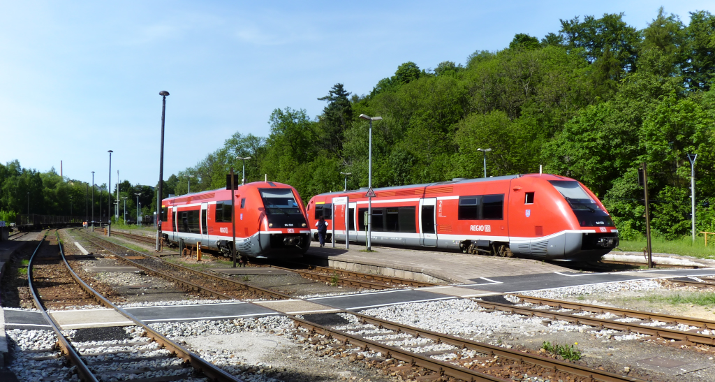 Zugkreuzung in Lobenstein - Thringen

641 025 + 641 029 treffen sich in Lobenstein - Thringen.

Zugkreuzung der Strecke Saalfeld - Blankenstein.
KBS 557 am 23.05.2011
