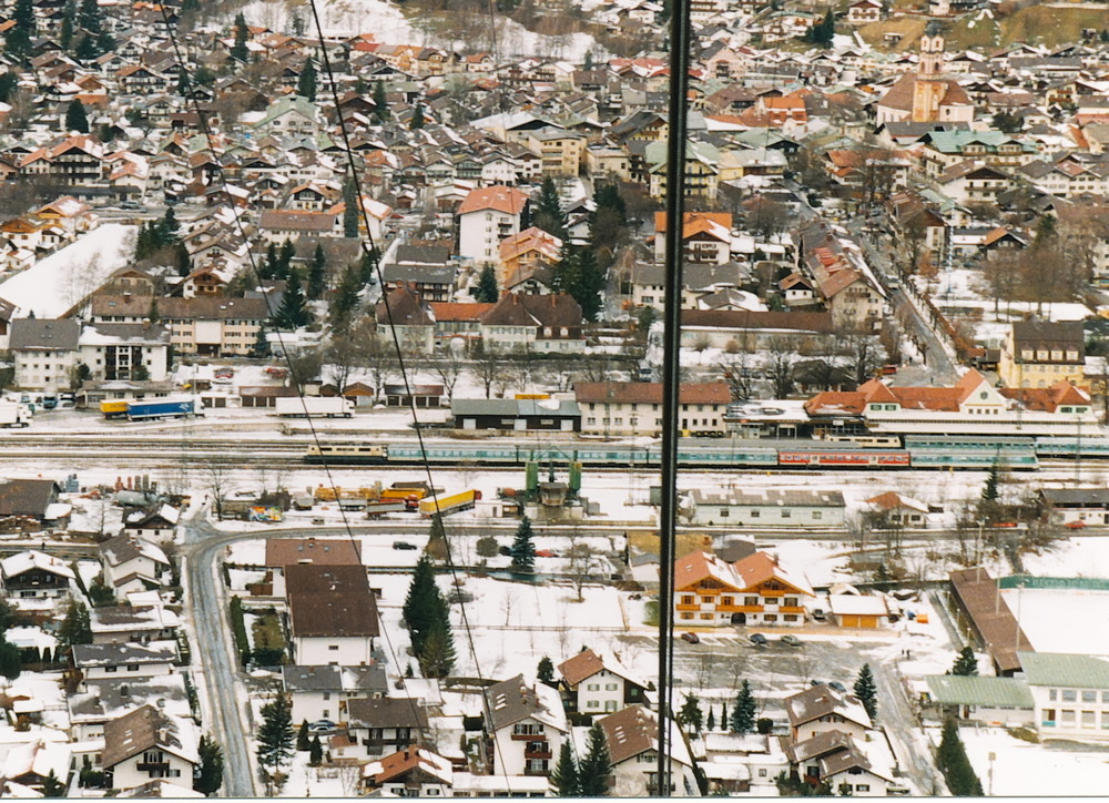 Zugkreuzung in Mittenwald...

Im Dezember 1998 entstand diese Aufnahme aus der zum Gipfel fahrenden Karwendelbahn. Zwei 111er treffen sich mit ihren Zgen im Bahnhof Mittenwald.

Scan vom Photo