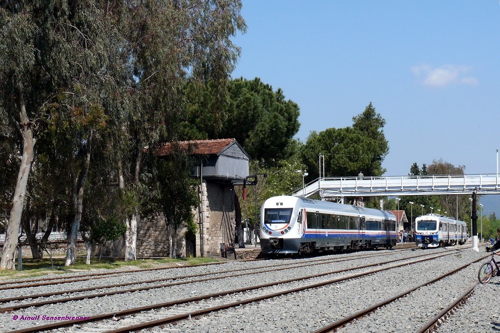Zugkreuzung in Selcuk.
Links ist der DM15008 (Hyundai-Rotem 2008) gerade eingefahren.
Rechts wartet die Doppeltraktion aus MT5716+MT5729 (Fiat 1993) auf die Kreuzung.
17.04.2009
