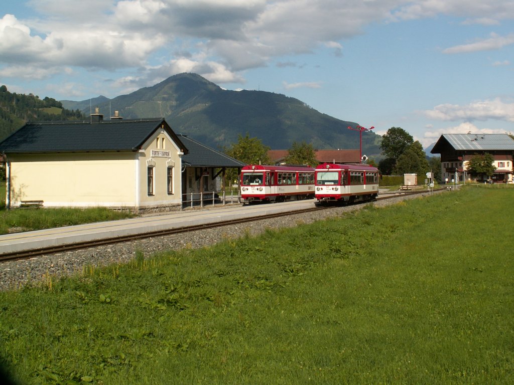 Zugkreuzung der SLB VTs 14 nach Bramberg und VTs 11 nach Zell am See, in Kaprun am 9.8.2010.