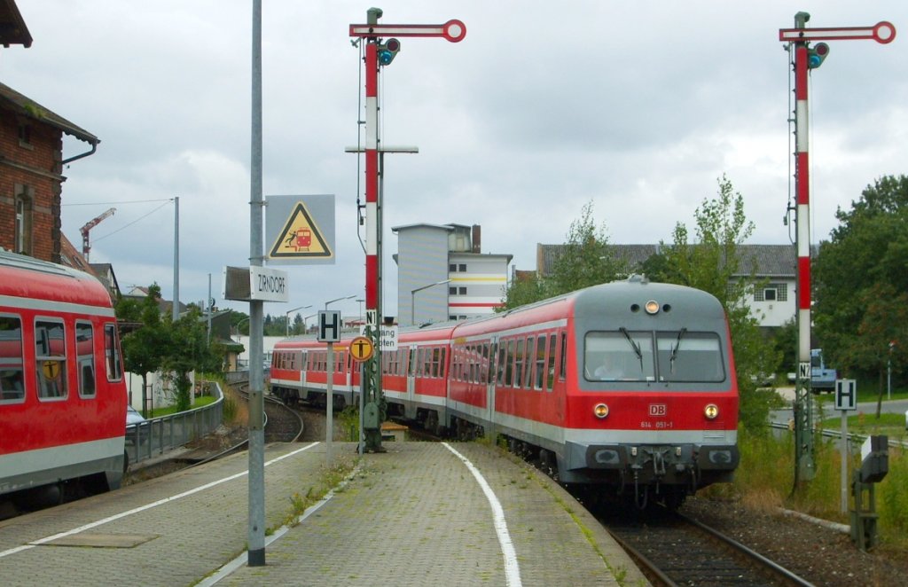 Zugkreuzung in Zirndorf am 5.7.07, Links steht 614 009 als RB nach Cadolzburg und rechts fhrt 614 051 als RB nach Zirndorf ein.