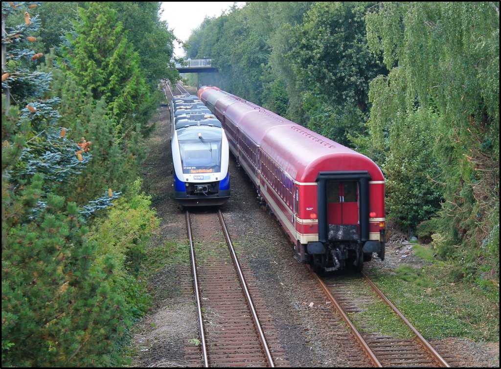 Zugkreuzung zwischen WLE 23 / Siemens ER20 mit Sonderzug und Lint41 der NWB von Esens nach Wilhelmshaven. 16/09/2012