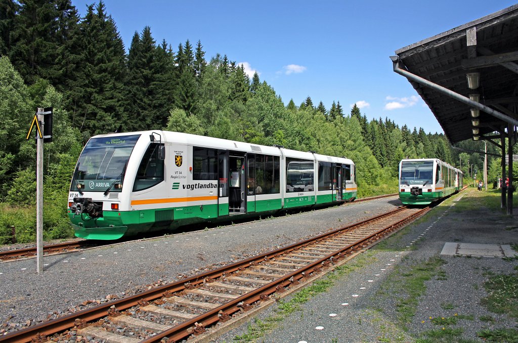 Zugkreuzung in Zwotental: Links (Gleis 2) 654 034 (VT34  Stadt Auerbach im Vogtland ) als VBG83113 Zwickau - Graslitz ( - Falkenau),  rechts (Gleis 1) VBG83214/83142 Adorf(V)/Graslitz - Hof/Zwickau mit 654 043 (VT43) als zweites Fahrzeug. 19.7.010.
