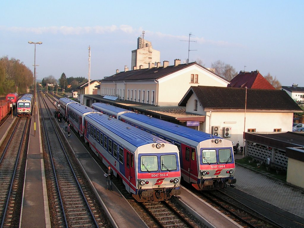  Zugkreuzung ;R5949;R3463(5047099-6);R3464,
(leider fuhr R5949,5047062-4 bis zum Signal vor, um nach eintreffen von REX5944 ungestrt ausfahren zu knnen, somit war es nicht mglich 10Stk. der 5047 auf einmal am Bhf. Ried i.I. abzulichten);100419