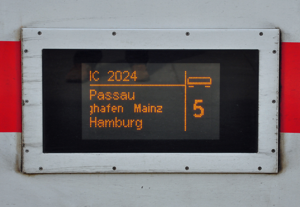 Zuglaufanzeige beim IC 2024 im Hbf Bonn - 21.02.2012