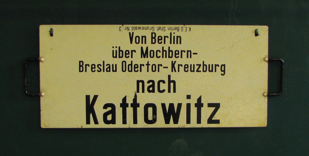 Zuglaufschild von Berlin nach Kattowitz der KED Berlin vom Anfang 20. Jahrhunderts in der Lokwelt Freilassing; 27.05.2011