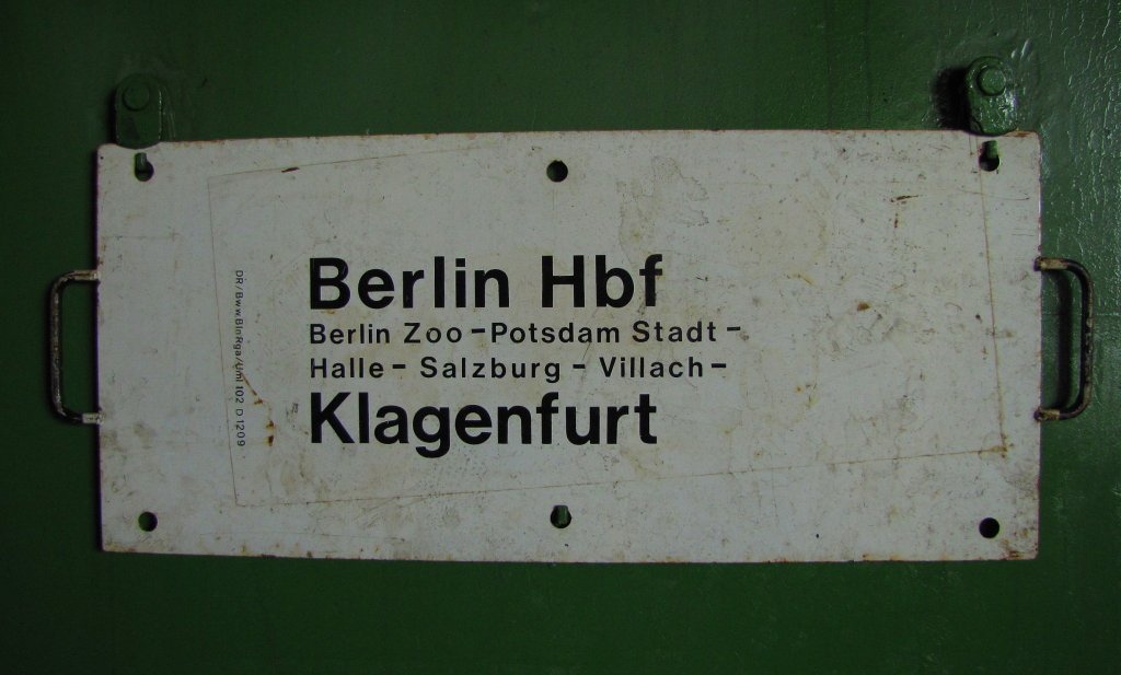 Zuglaufschild von dem Autoreisezug D 1209 aus dem Jahr 1992/93 von Berlin Hbf nach Klagenfurt, fotografiert am 51 80 70-40 190-7 WLAB 177.1 Begleitwagen im Bw Arnstadt; 24.04.2011