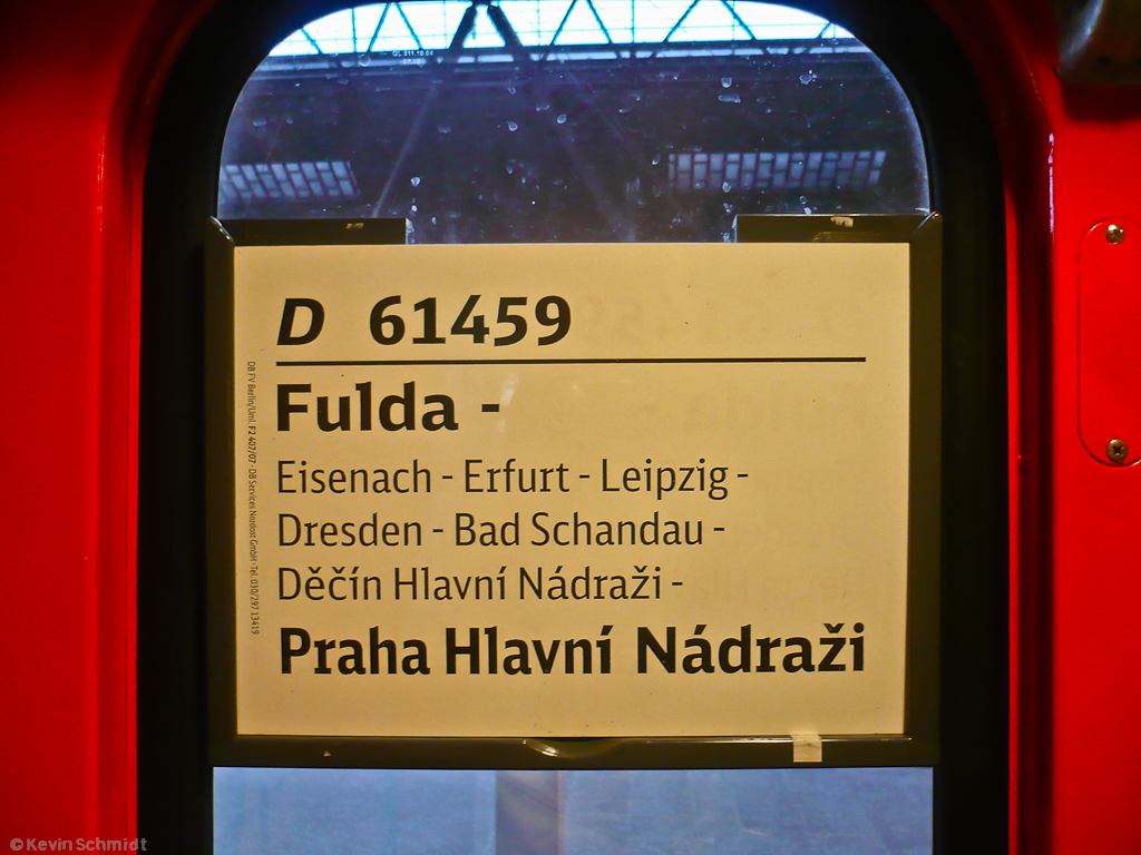 Zuglaufschild des D 61459 (als Kurswagen zu CNL 459) von Fulda nach Prag kurz vor der Abfahrt in Erfurt Hbf, 04.06.2011