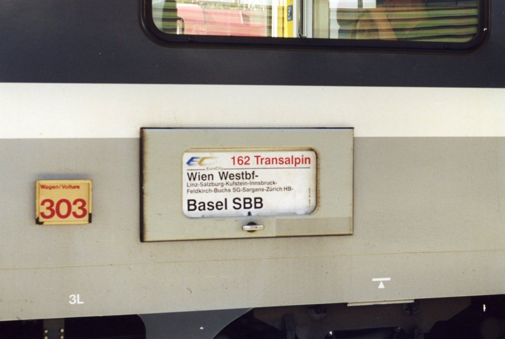 Zuglaufschild des EC 162 (Transalpin) von Wien Westbahnhof nach Basel SBB kurz vor der Abfahrt im Bahnhof Kufstein. Aufgenommen im Sommer 2001