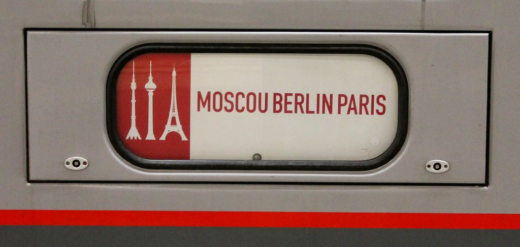 Zuglaufschild des EN 453 von Paris-Est �ber Berlin nach Moskau-Belorusskaja am 14.04.2012 in Berlin Hbf (tief).