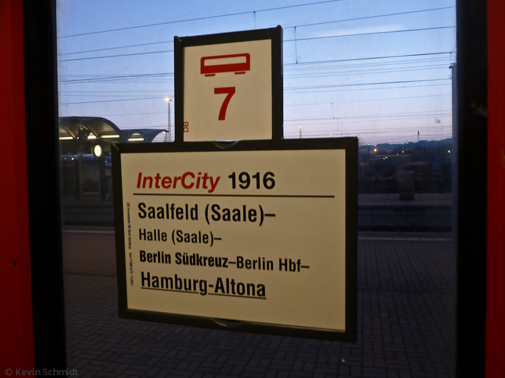 Zuglaufschild des IC 1916 von Saalfeld (Saale) nach Hamburg-Altona. Dieser InterCity verkehrt bis Ende März 2012 nur freitags bis Hamburg-Altona, sonst endet er montags bis donnerstags in Berlin Hbf. Ab April 2012 wird er durch den ICE 1716 ersetzt. (09.03.2012)