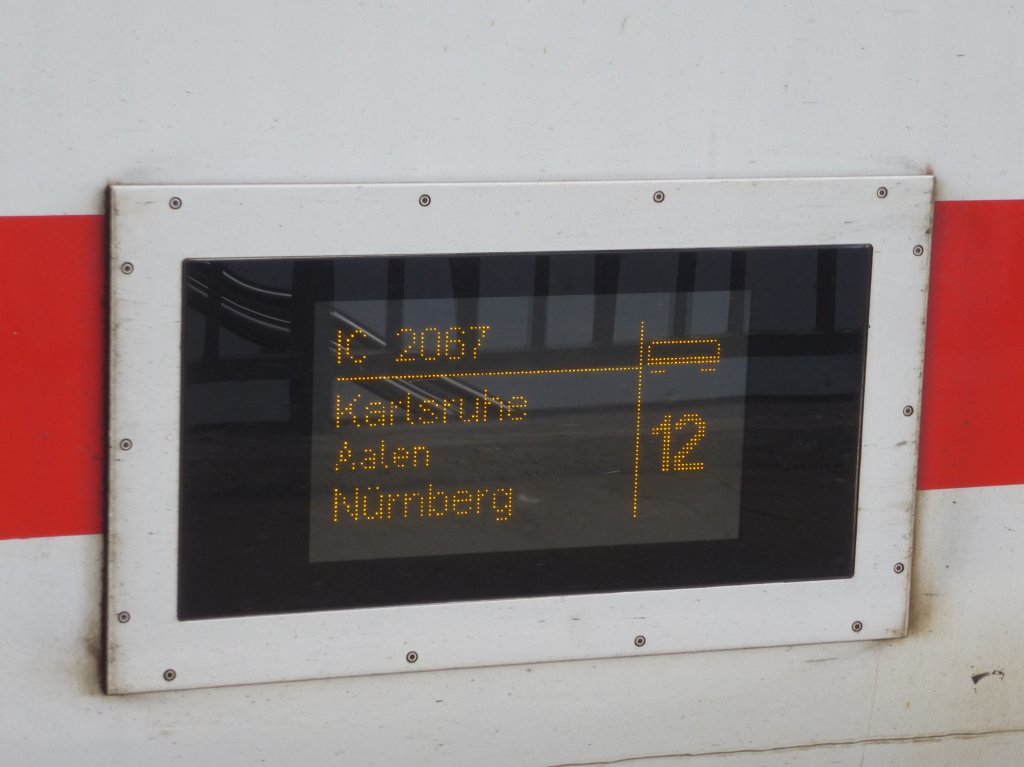 Zuglaufschild des IC2067 Karlsruhe-Aalen-Nrnberg, so gesehen am 23.Juni 2013.