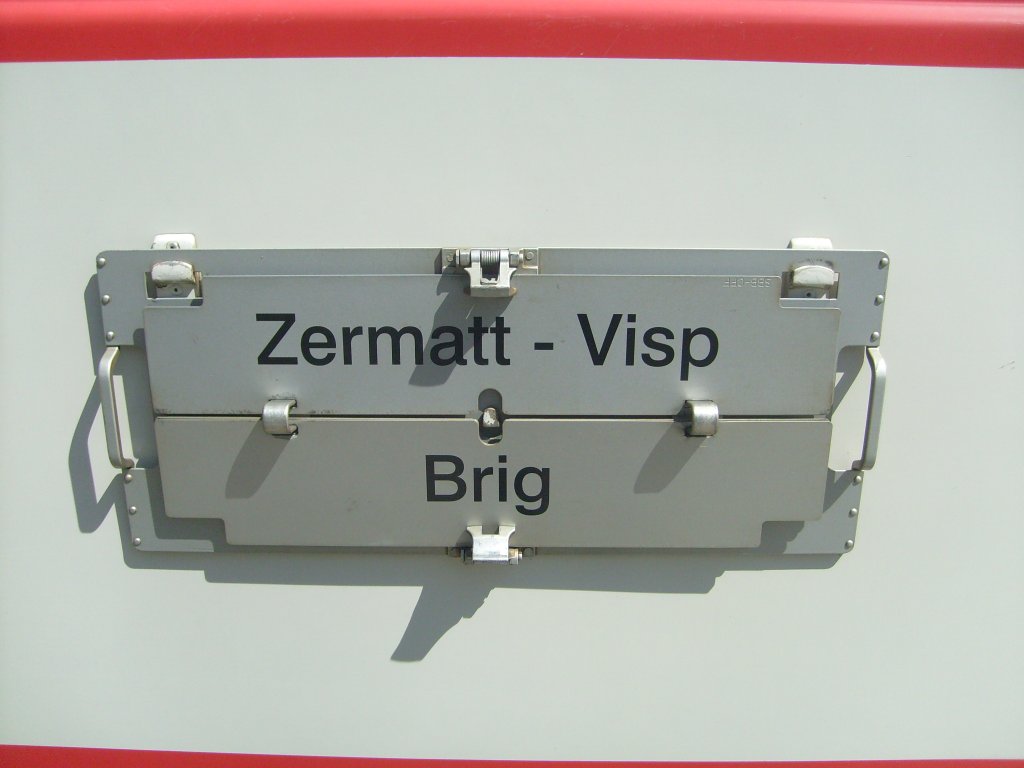 Zuglaufschild eines Regionalzuges der MGB nach Zermatt am 17.7. im Bahnhof Brig