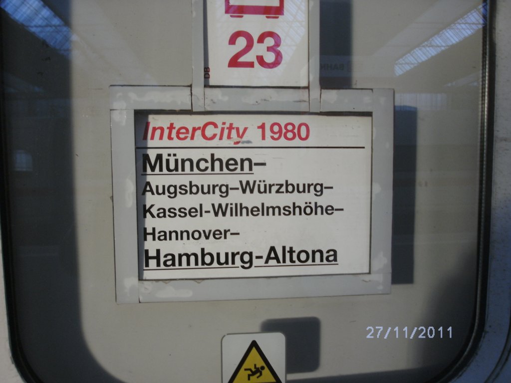 Zuglaufschild f�r IC 1980 M�nchen Hbf-Hamburg Altona

Aufgenommen am 27.11.11