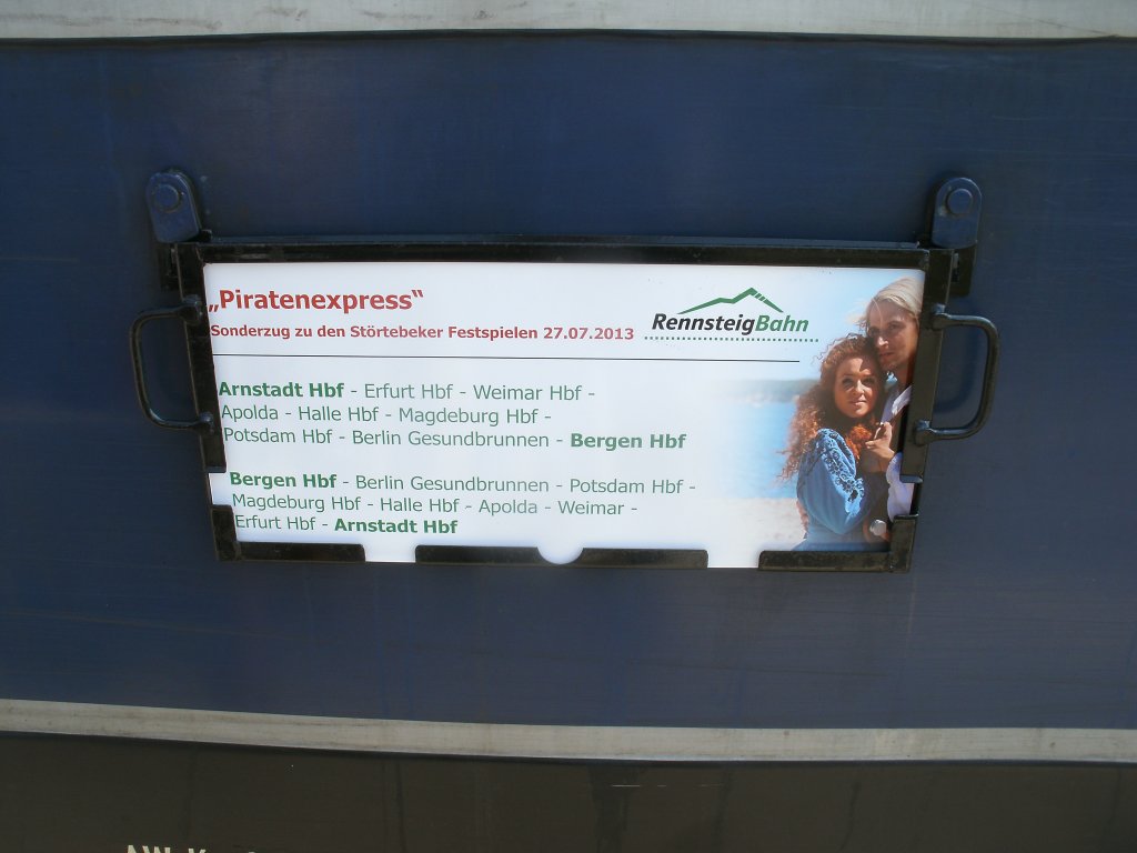 Zuglaufschild fr den Strtebekersonderzug aus Arnstadt,am 27.Juli 2013,nach der Ankunft in Bergen/Rgen.Sogar der Neue Strtebekerhautdarsteller ist mit auf dem Zuglaufschild zuerkennen.