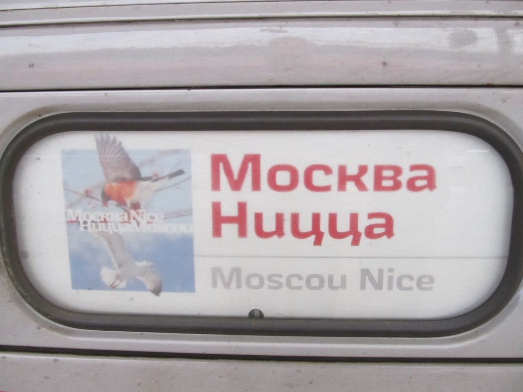 Zuglaufschild Moskau-Nizza am internationalen Schlafwagenzug der Russischen Eisenbahn, kurz vor der Abfahrt in Wien-Meidling.  11.11.2012