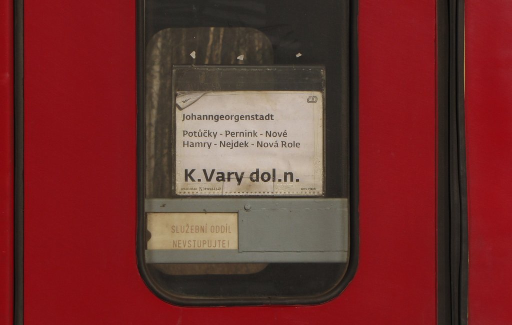 Zuglaufschild der Os zwischen Johanngeorgenstadt und Karlovy Vary dolni n, fotografiert im Bf Johanngeorgenstadt; 22.03.2011