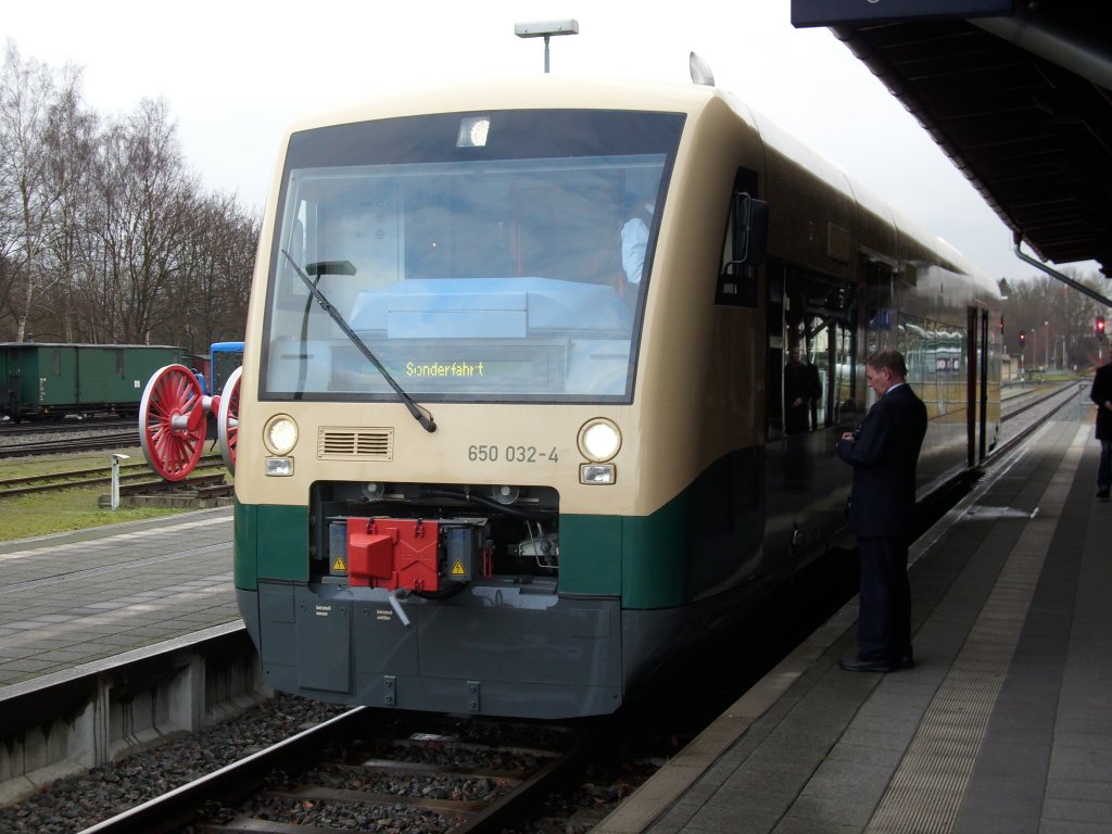 Zugleiter und PRESS-Lokfhrer im Gesprch am 13.Dezember 2009 in Putbus. 