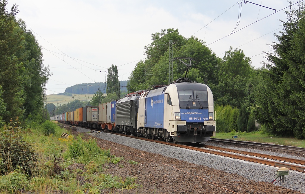 Zuglok 182 519-9 (ES 64 U2-019) und Wagenlok 189 840-2 (ES 64 F4-840) vor einem Containerzug in Richtung Norden. Aufgenommen am 25.06.2011 am B Eltmannshausen/Oberhone.