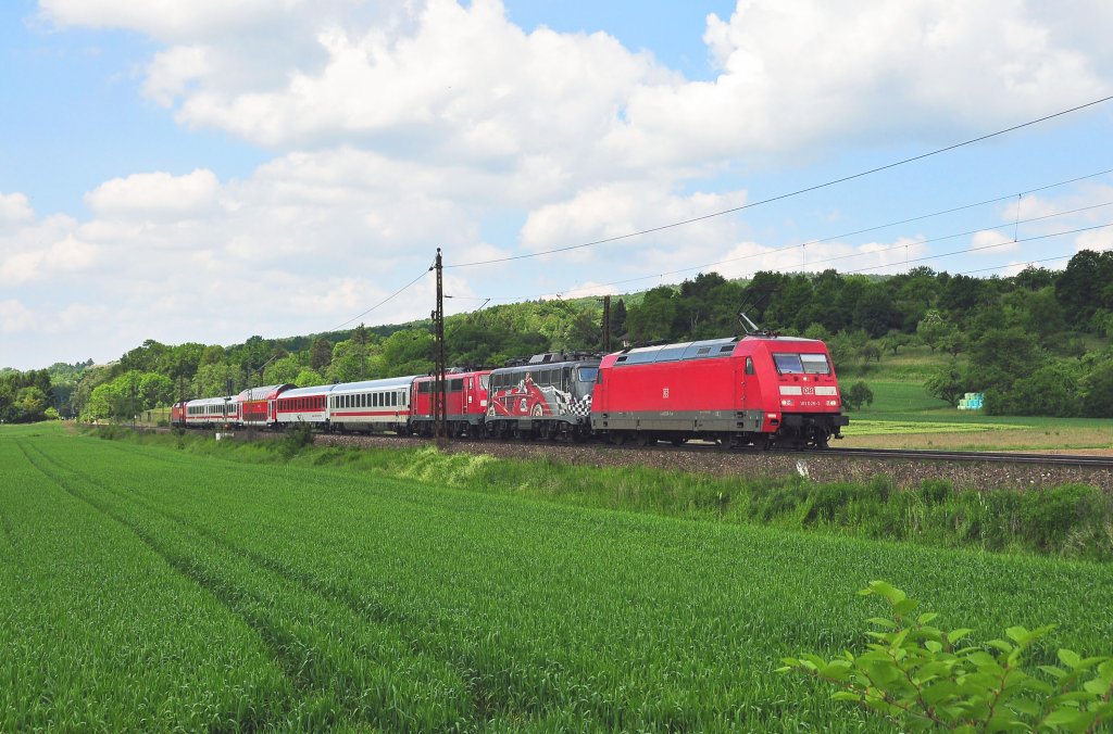 Zuglok des heutigen PBZ 2461 war die 101 026.Die 101er verbleibt in Ulm und geht auf den EC 118.Der Rest des Zuges mit 115 509 an der Spitze geht dann nach Mnchen.Aufgenommen an der KBS 750 bei Ebersbach an der Fils am 8.6.2013.