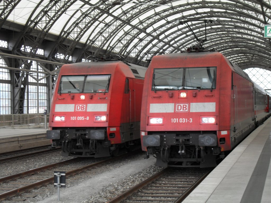 Zuglok-Treffen in Dresden Hauptbahnhof: 101 095 hatte vor kurzem den EC 177 aus Berlin hergebracht und rollt nun zum Abstellgleis. Whrendessen koppelt sich 101 031 an den EC 174 aus Budapest dran. Aufgrund einer langen Versptung ist diese Treffen mglich gewesen. 08-09-2010
