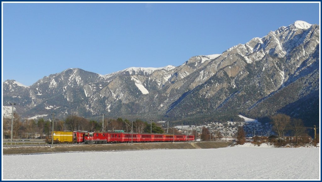 Zugsbegegnung bei Felsberg von RE 1144 und RE1240 mit Ge 4/4 II 626  Malans . (03.12.2009)