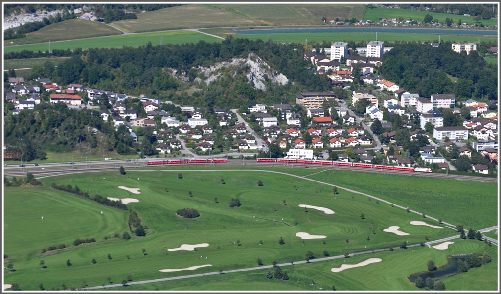 Zugsbegegnung beim Golfplatz Domat/Ems zwischen RE1140 und S2 1559. (16.09.2012)
